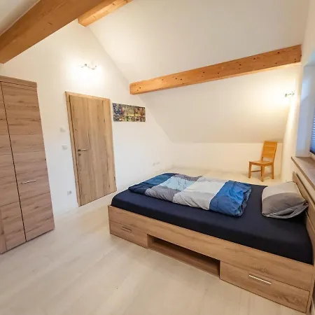 Schoene Dachgeschosswohnung Apartament
