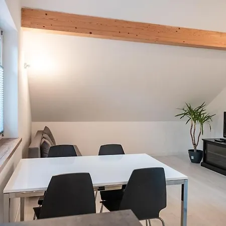 Schoene Dachgeschosswohnung Apartament *